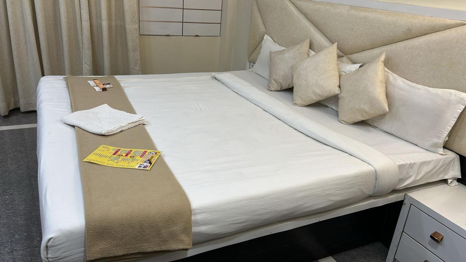Hotel Empire Ujjain Zewnętrze zdjęcie
