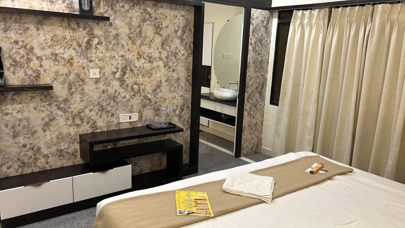 Hotel Empire Ujjain Zewnętrze zdjęcie