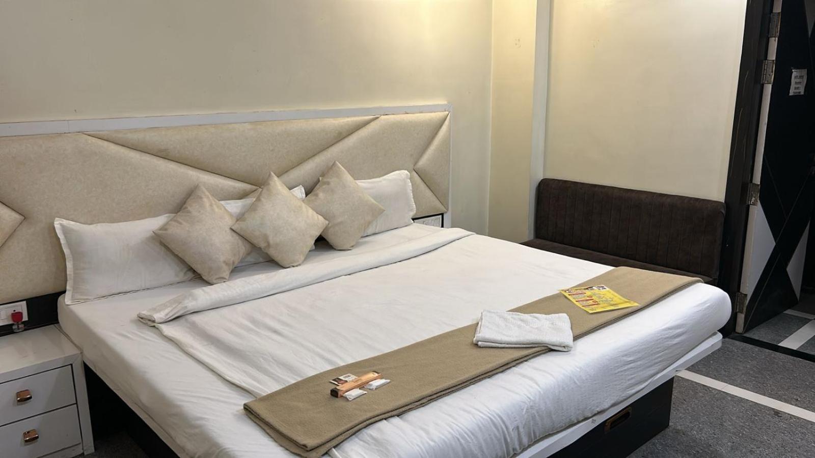 Hotel Empire Ujjain Zewnętrze zdjęcie