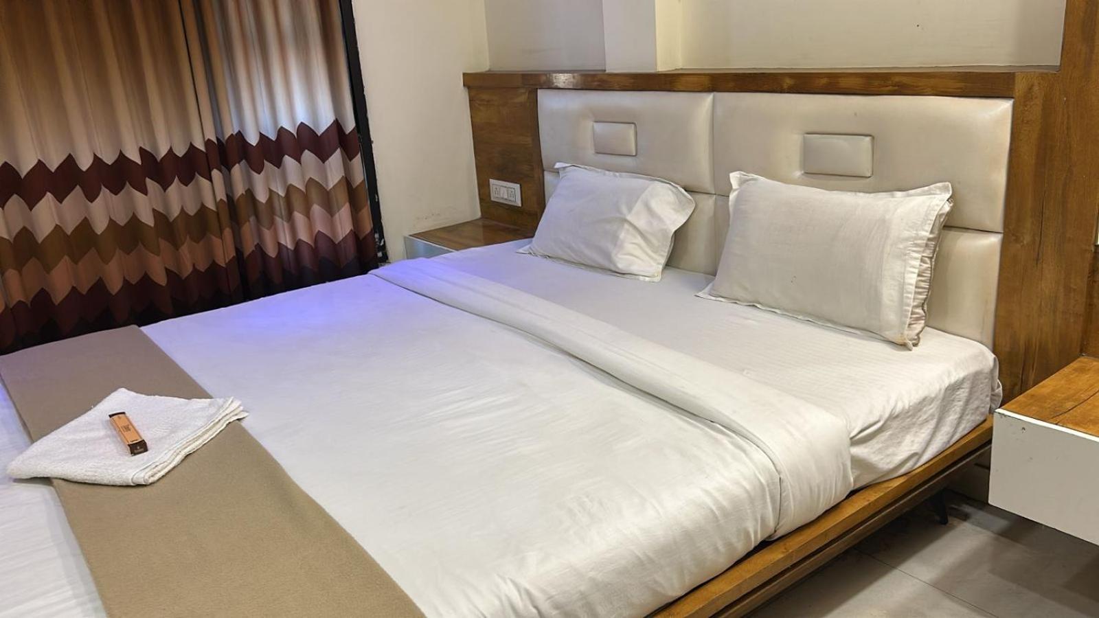 Hotel Empire Ujjain Zewnętrze zdjęcie