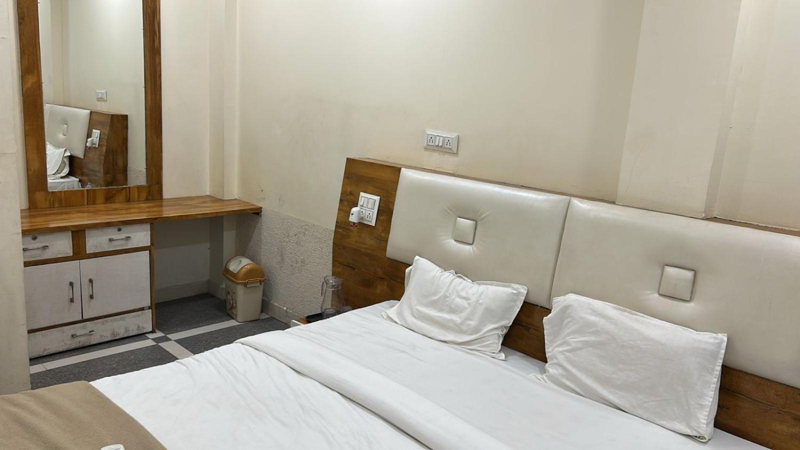 Hotel Empire Ujjain Zewnętrze zdjęcie