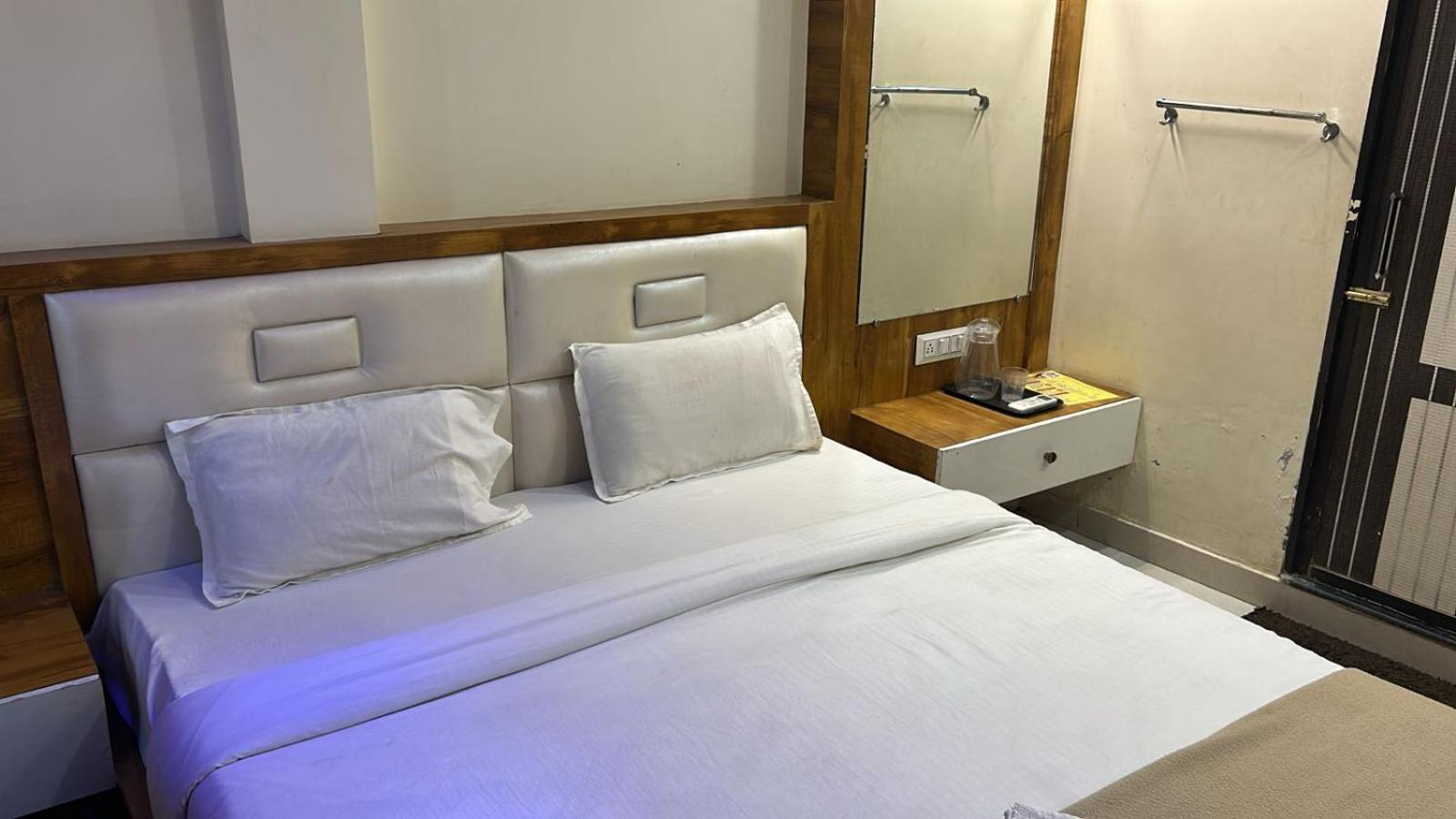 Hotel Empire Ujjain Zewnętrze zdjęcie