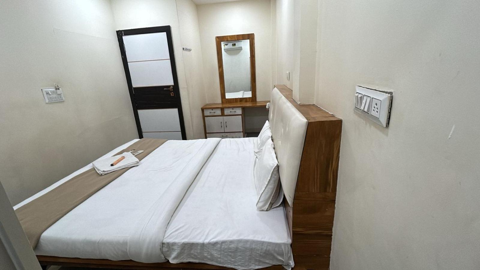 Hotel Empire Ujjain Zewnętrze zdjęcie