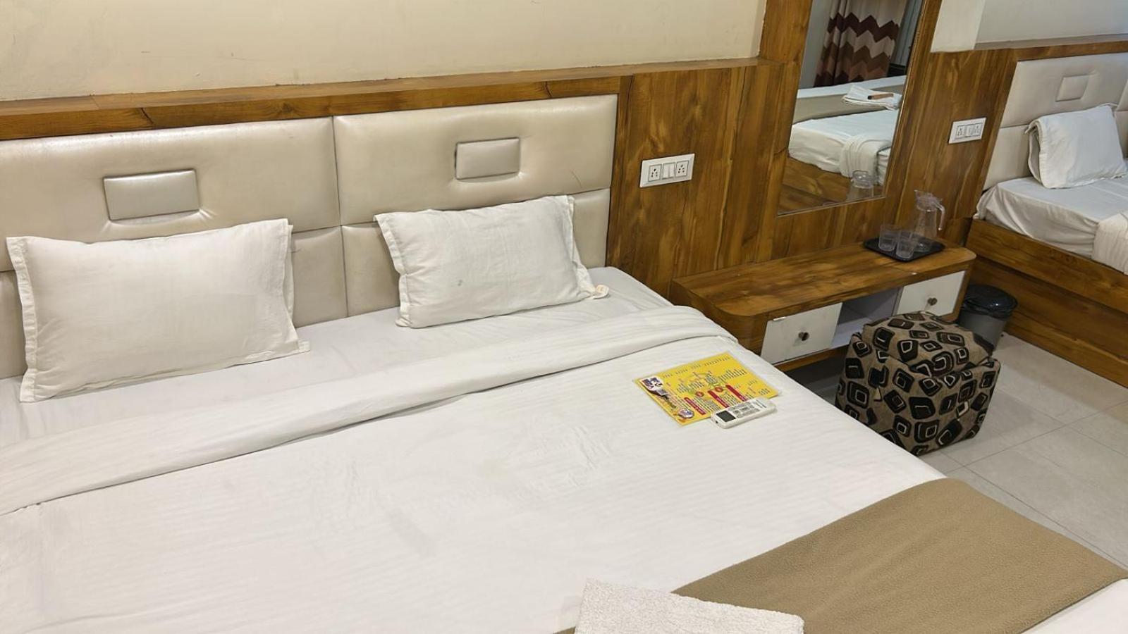 Hotel Empire Ujjain Zewnętrze zdjęcie