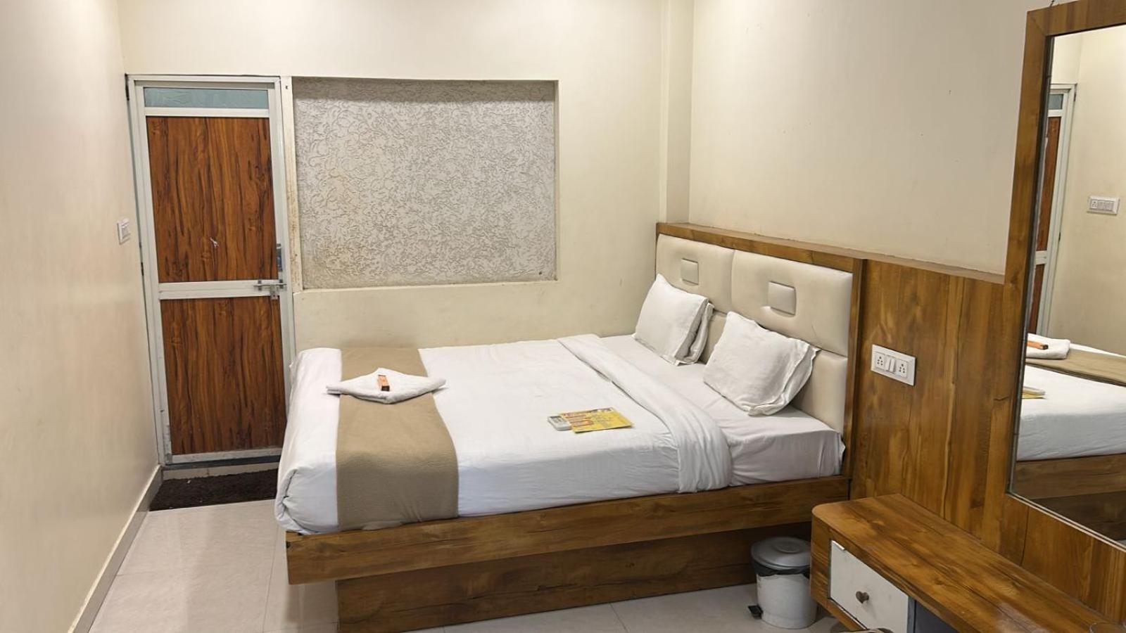 Hotel Empire Ujjain Zewnętrze zdjęcie