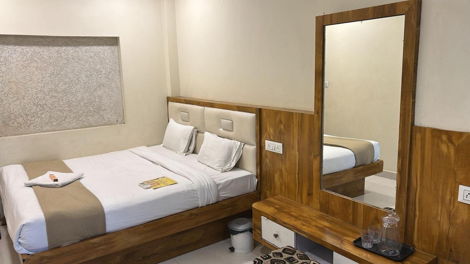 Hotel Empire Ujjain Zewnętrze zdjęcie